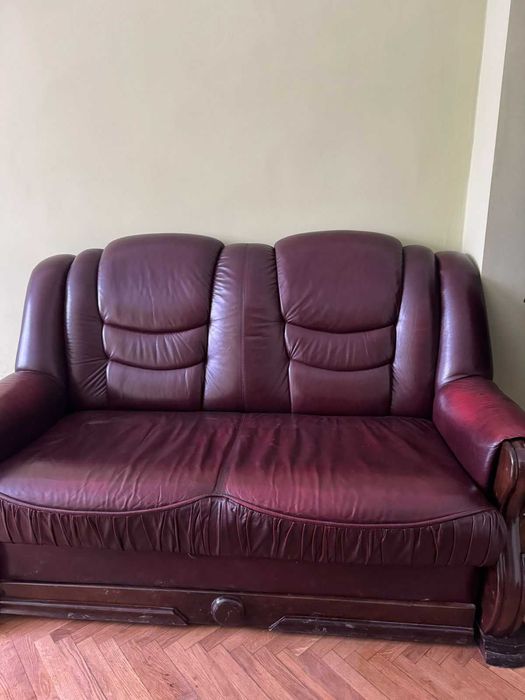 Диван із натуральної шкіри із дубовими вставками.