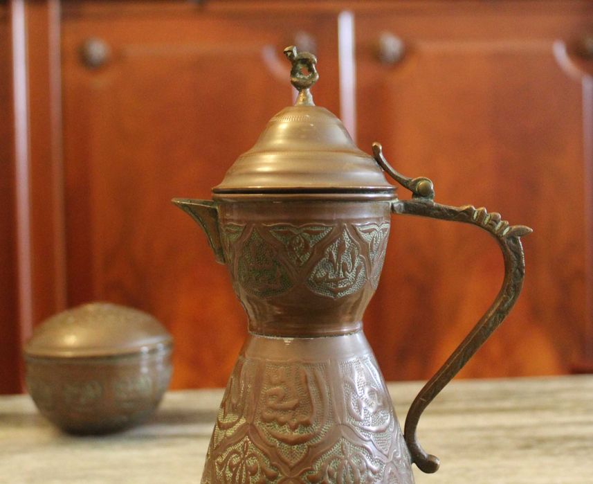 Dallah / chaleira/ cafeteira de cobre decorada com padrões ornamentais