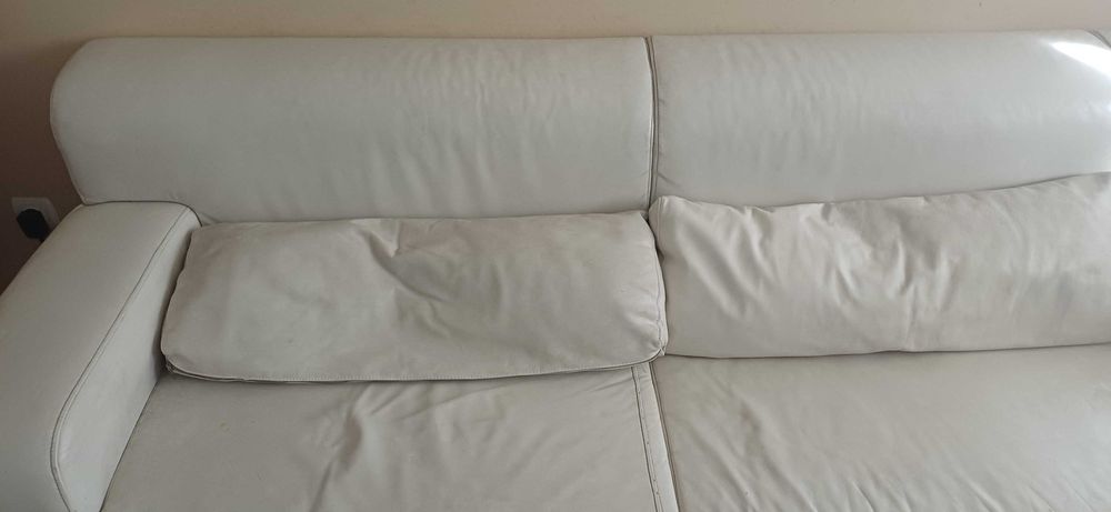 Sofá com puf e pés em inox