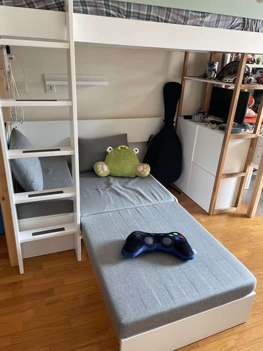 Cama alta Flexa white com sofá, prateleira e móvel para TV