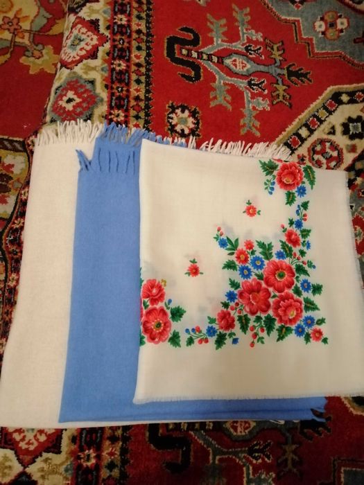 Продаю платки шерстяные времен СССР.