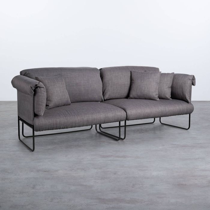 Sofá tecido cinzento com almofadas