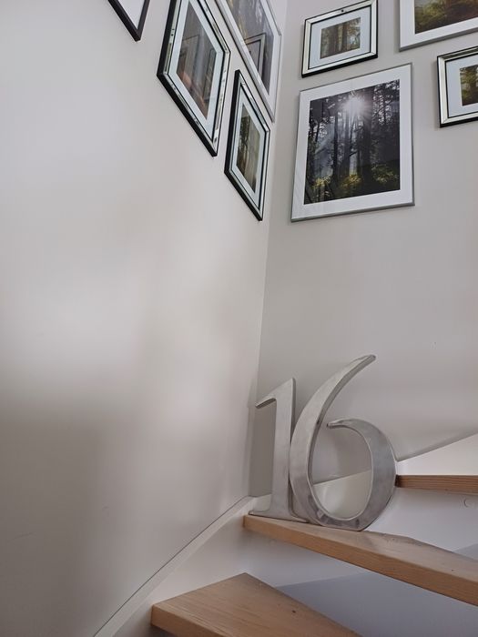 Potężne aluminiowe cyfry 24