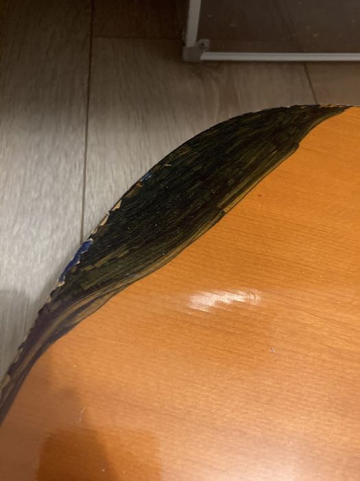 Brązowa stara gitara z pęknięciem