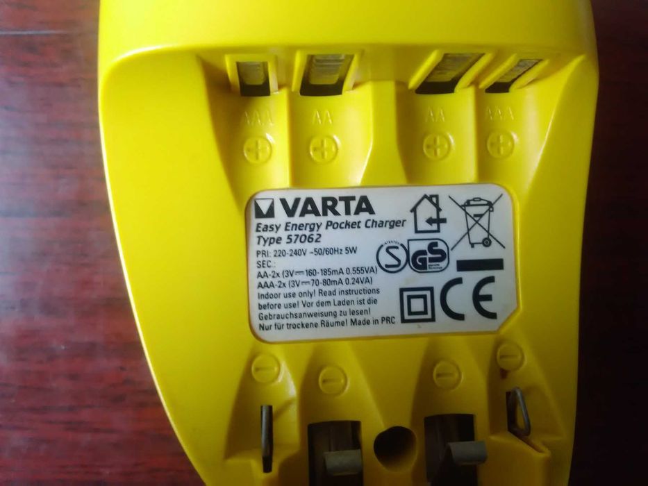 Зарядное устройство VARTA - для аккумуляторных батареек .