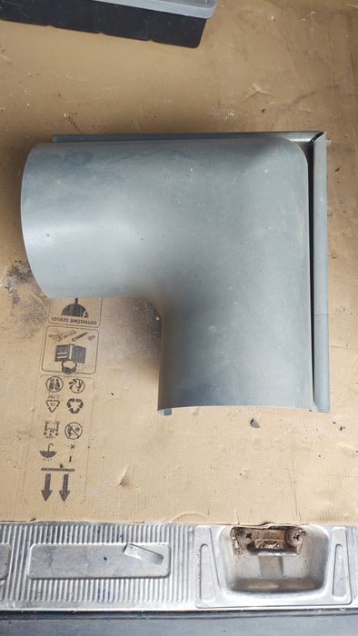 Narożnik rynny ocynk.   150 mm