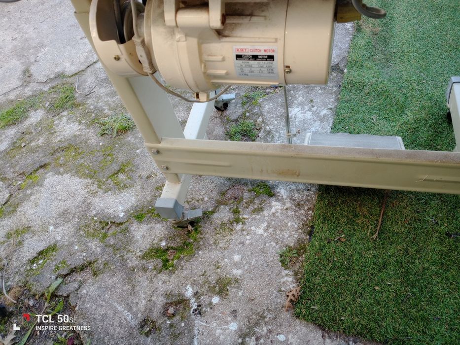 Máquina de costura semi industrial a funcionar na perfeição.