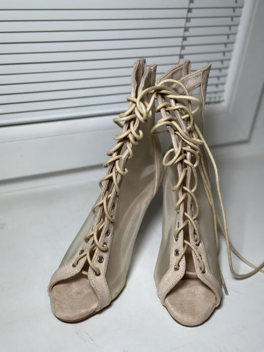 Бежевые туфли high heels