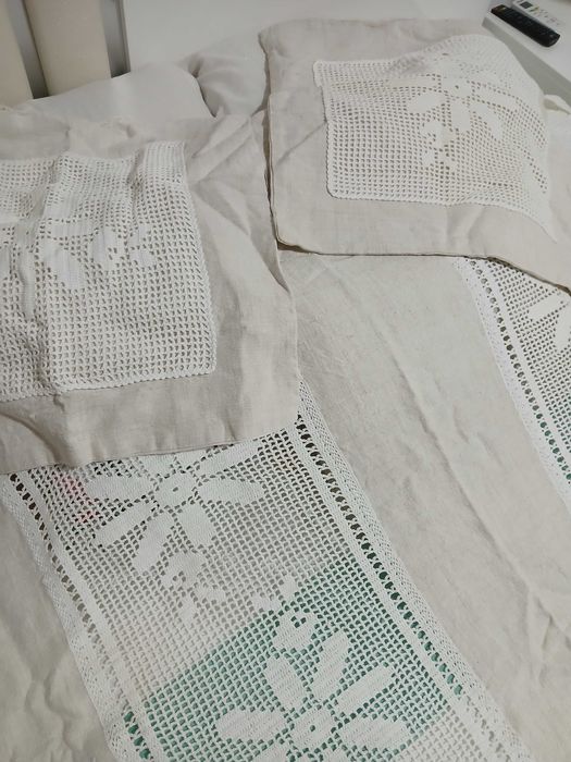 Colcha com duas almofadas  em renda e linho caseiro