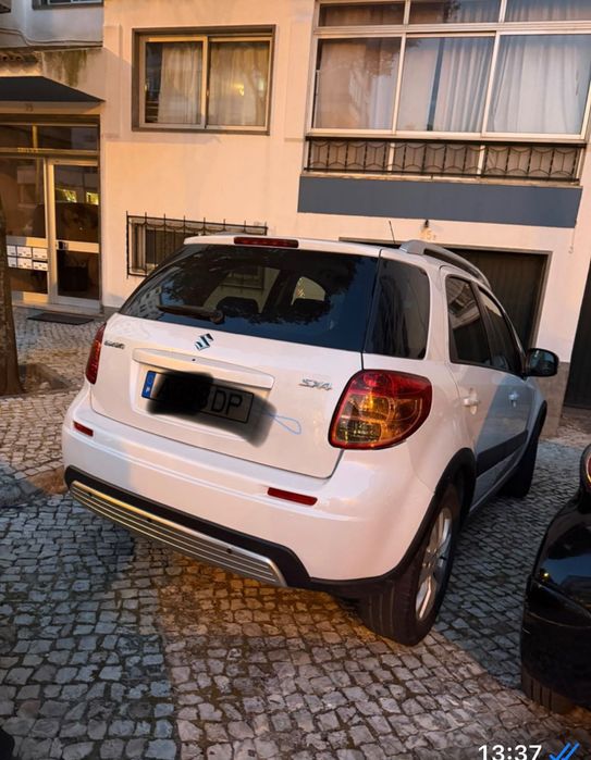 Suzuki SX4 2013, gasolina, caixa manual, branco, 104.000 km, teto de abrir. Muito estimado, inspeção e IUC em dia. €8.490 negociável. Cascais.