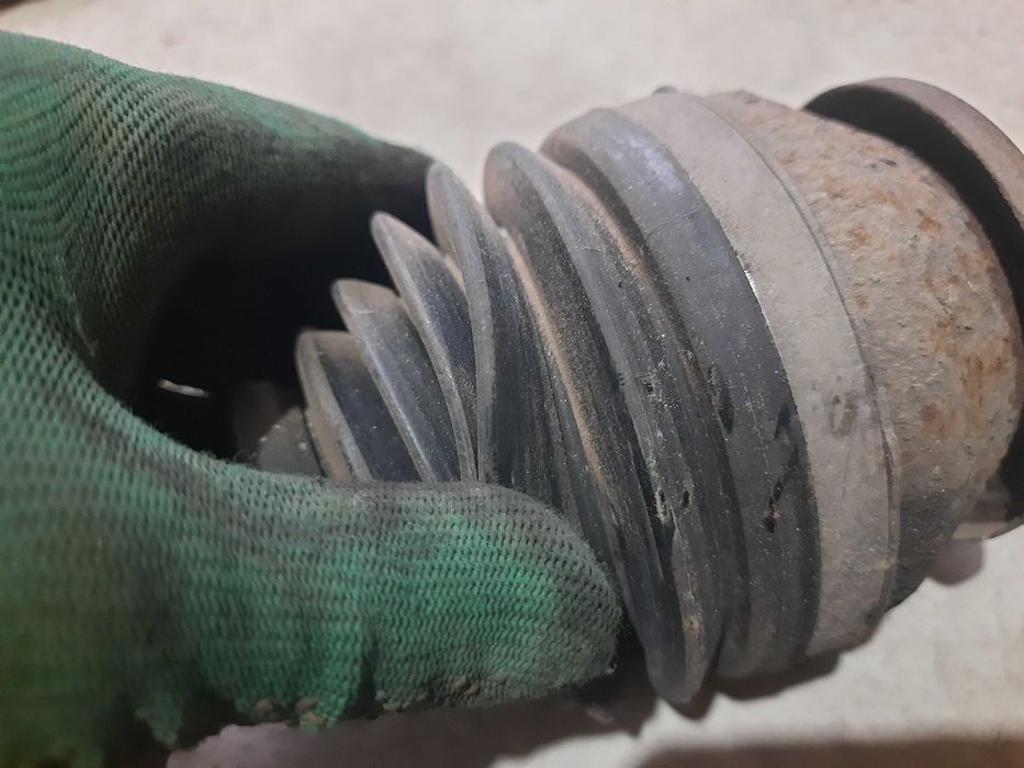 Передні полуося піввісь граната кулак вал Тойота Авенсіс т27 2.2 д4д