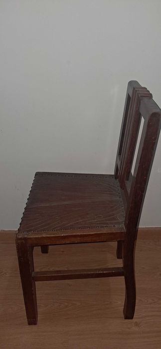 Cadeira antiga em madeira