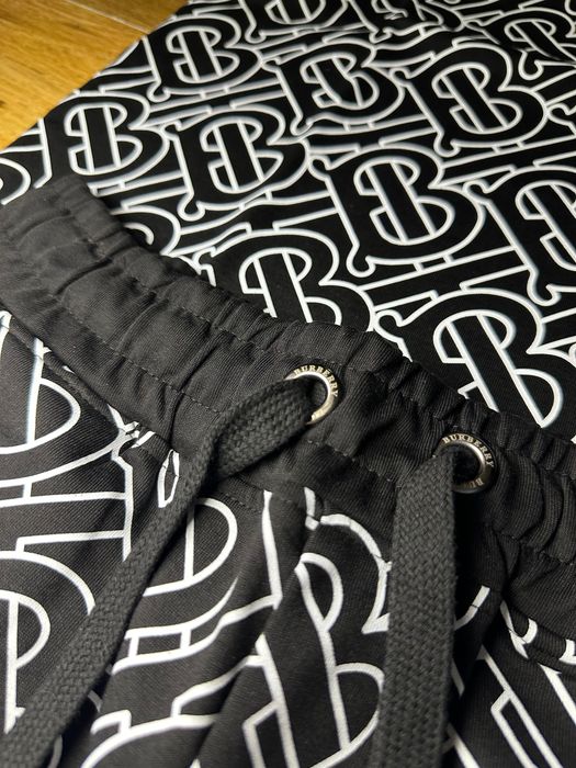 Новий костюм Burberry