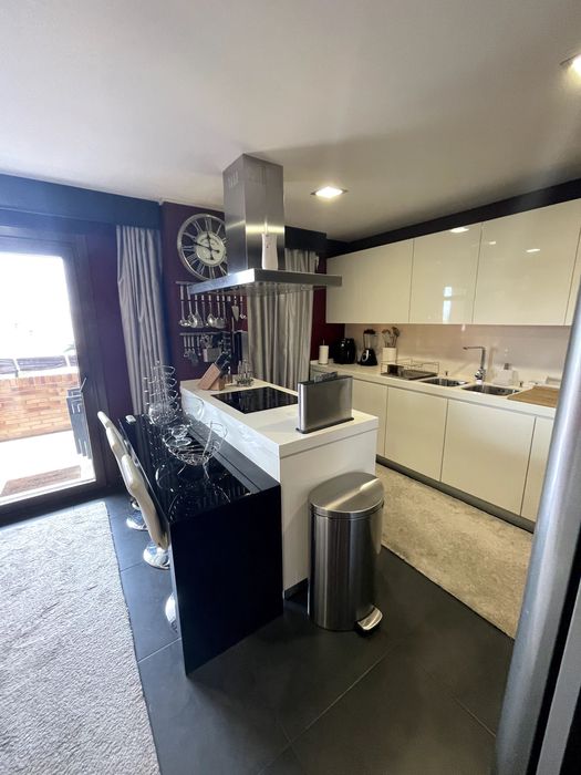 Cozinha Semi-Nova Lacada com Eletrodomésticos Embutidos – Lisboa