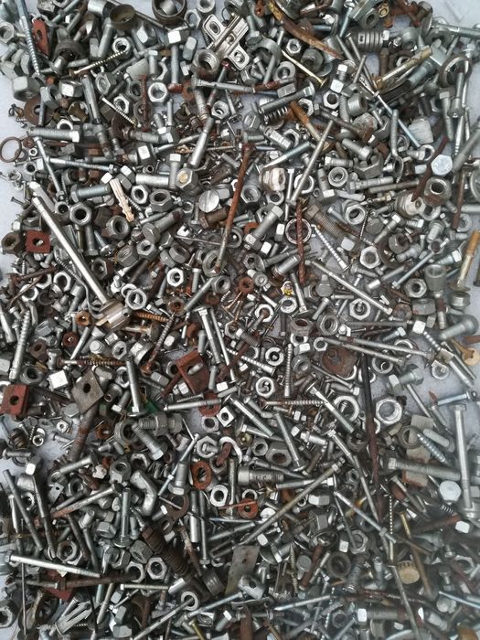 Nakrętki, śruby, podkładki widoczne na zdjęciach