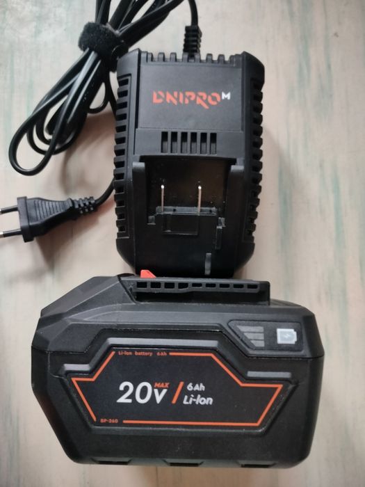 Акумулятор Дніпро М 6 Аг  з зарядним.