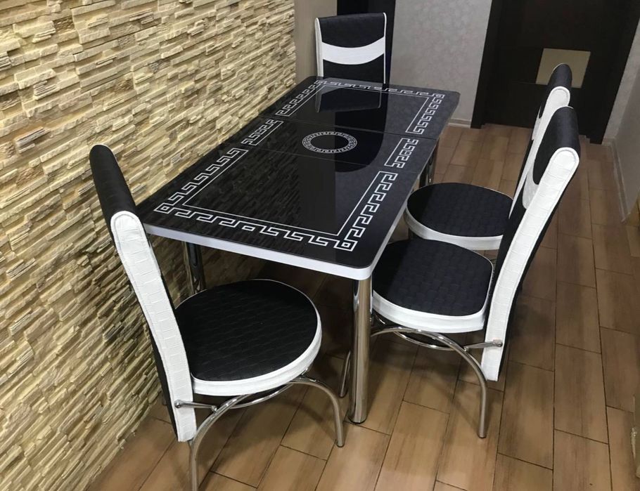 Обеденный стеклянный кухонный стол со стульями Стіл обідній кухонний