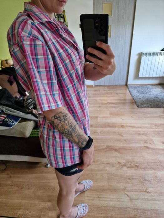 koszula różowa w kratkę