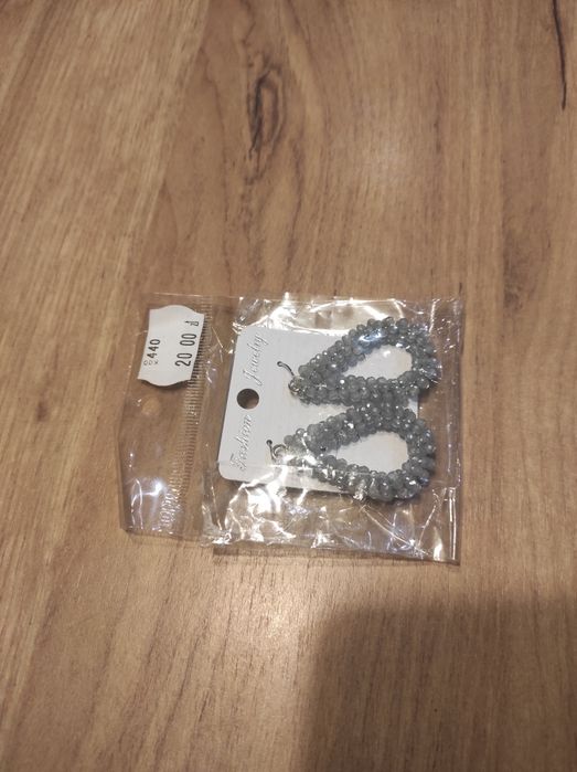 Piękne kolczyki w różnych kolorach