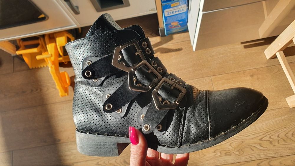 Czarnre botki przejściowe ze sprzaczkami rozmiar 36 CrogoGogo
