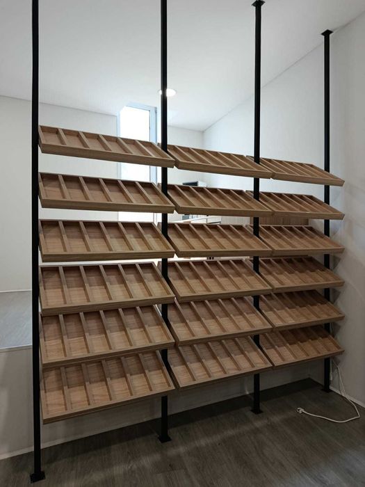 Expositor vinhos em melanina de carvalho