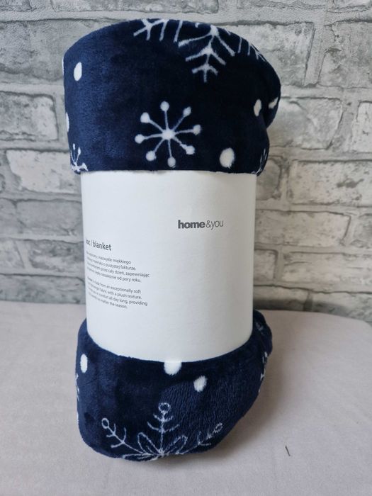 Duży i ciepły granatowy koc ze śnieżynkami Home&You