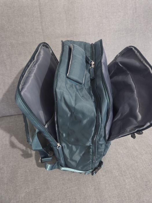 Mochila de viagem turquesa
Vários compartimentos 
Bolso inferior para