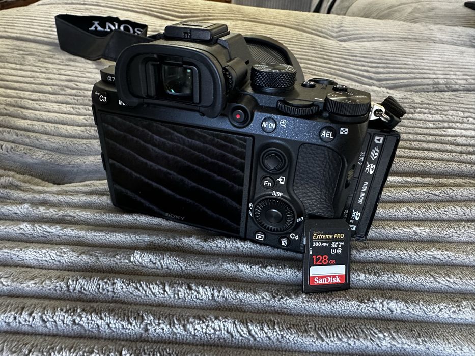 Sony A7III (Corpo Full-Frame) Com Lentes de Zoom Padrão FE 28-70mm