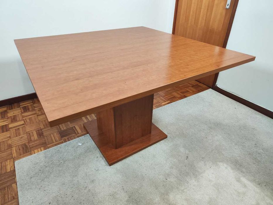 Mesa 1,20 x 1,20m – Elegante, Moderna e em Ótimo Estado!