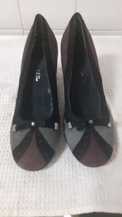 Sapatos em camurça preta com aplicações  cinzentas e roxas e um lacinh
