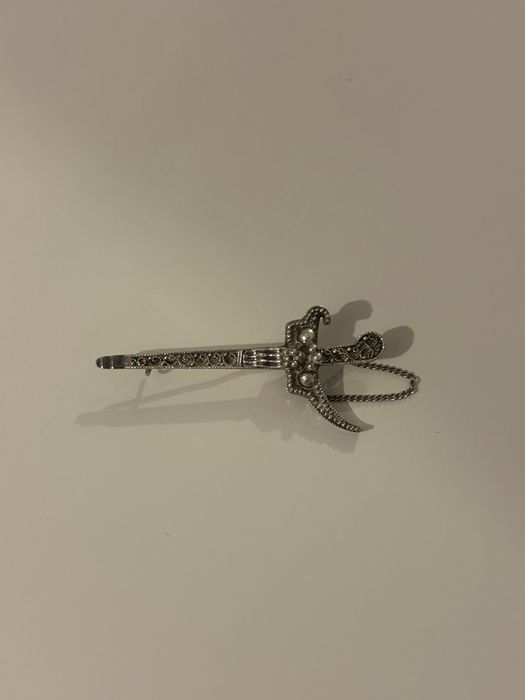 серебряная брошь меч