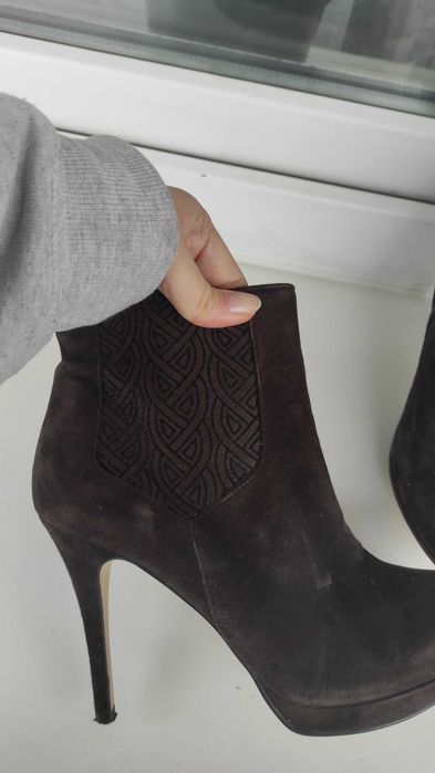 Zamszowe botki damskie na szpilce