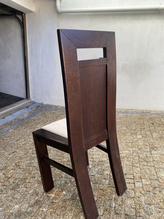 Cadeira em madeira e pele (existem 8 iguais)