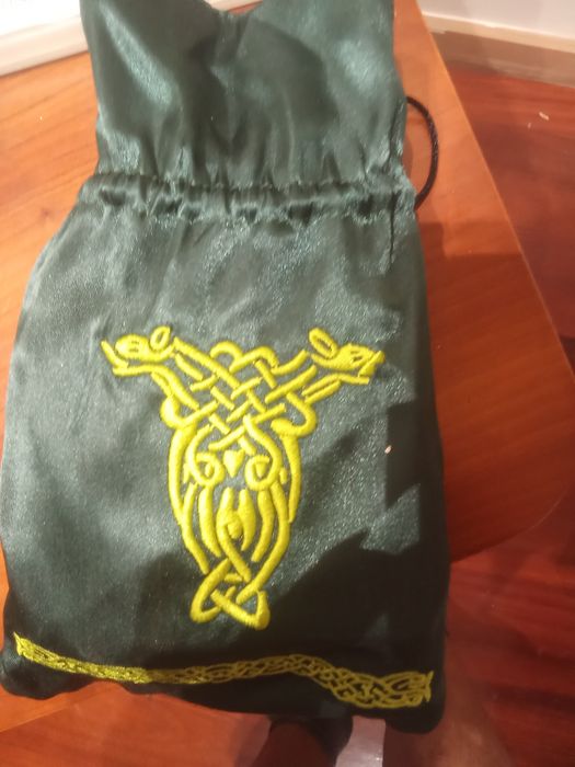 Vendo conjunto esotérico composto por um baralho de tarot raro e uma bolsa de transporte premium, ambos em excelente estado