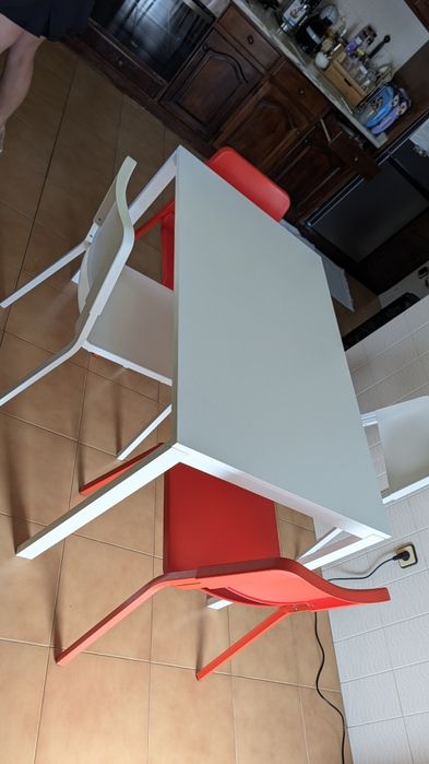 Conjunto de Mesa e cadeiras pra cozinha