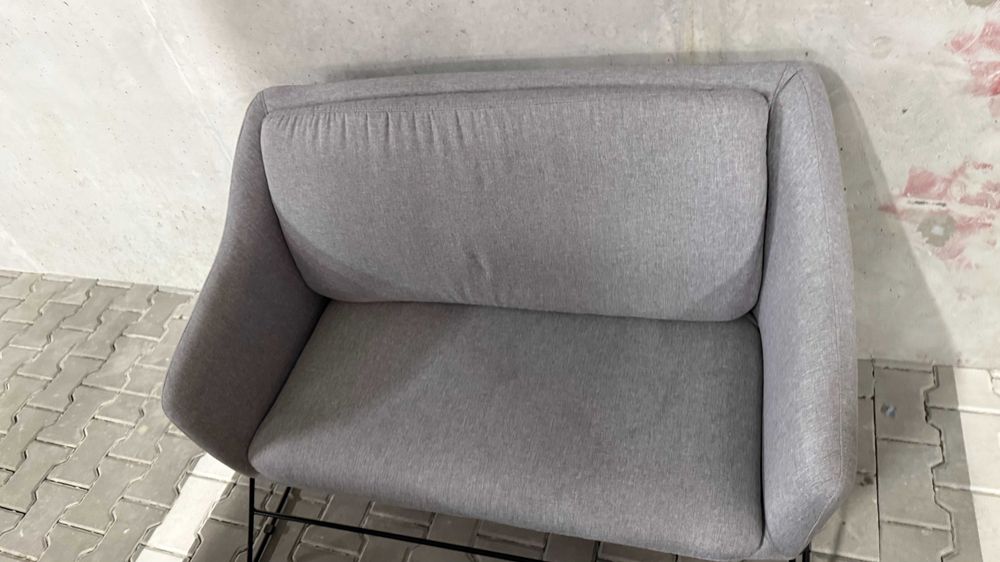 Sofa dwuosobowa Gasoina szara na czarnej podstawie