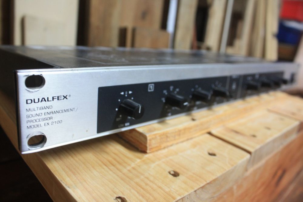 Processadores de som e efeitos behringer e boss