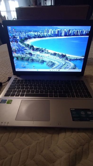 Vendo notebook Asus usado com a caixa . € 115,00
