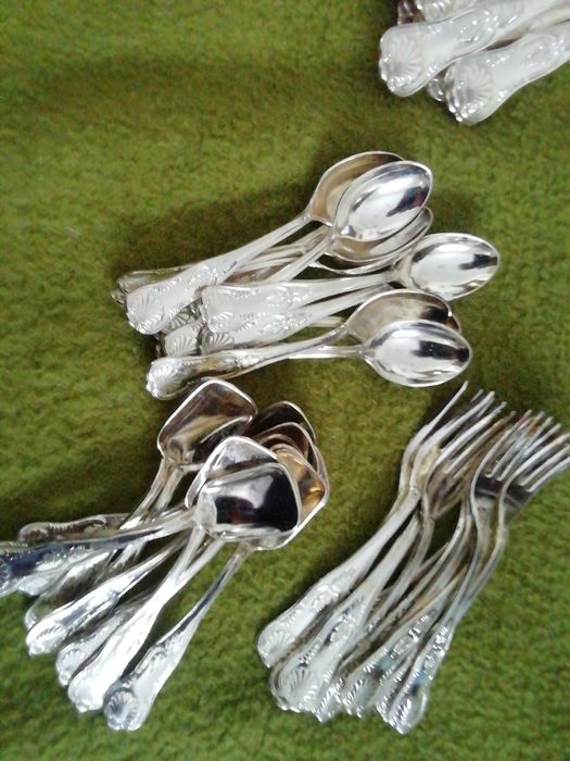 Faqueiro em casquinha com 90 peças
