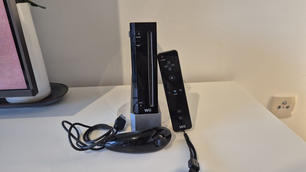 Wii Preta Completa com Comando e Nunchuk