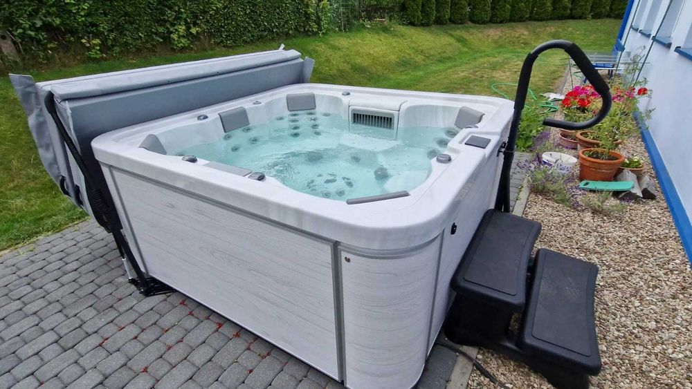 Wanna Jacuzzi Viskan BJORKO – Luksusowy hydromasaż dla 7 osób, 49 dysz