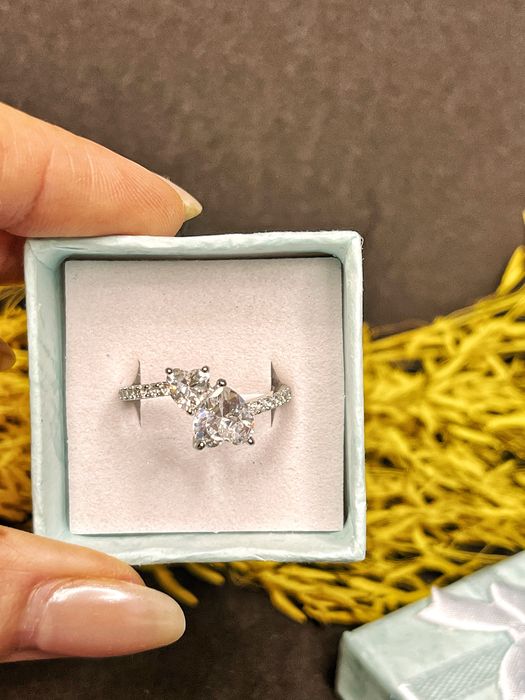 Каблучка Pandora Пандора з білими сердечками