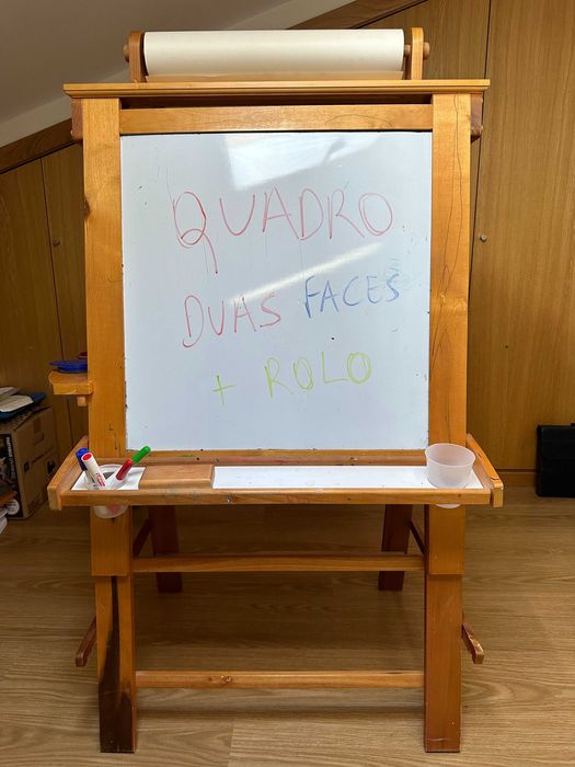 Quadro dupla face (magnético + ardósia) com suporte para rolo