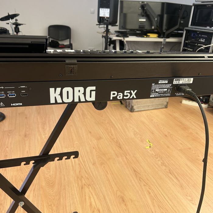 Korg pa 5x  impecavel  novo com maniais   nunca saiu casa