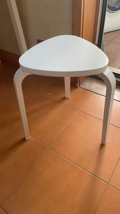 Conjunto mesa de madeira + 2 bancos IKEA KYRRE