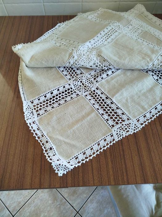 Vende-se toalha em linho, com aplicações de crochet