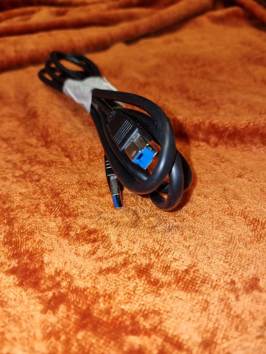 Kabel:  DVI  lub DispalyPort lub USB3, lub zasilania