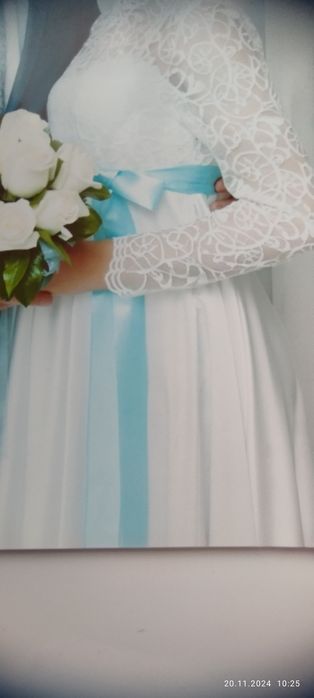 Біла сукня з атласу