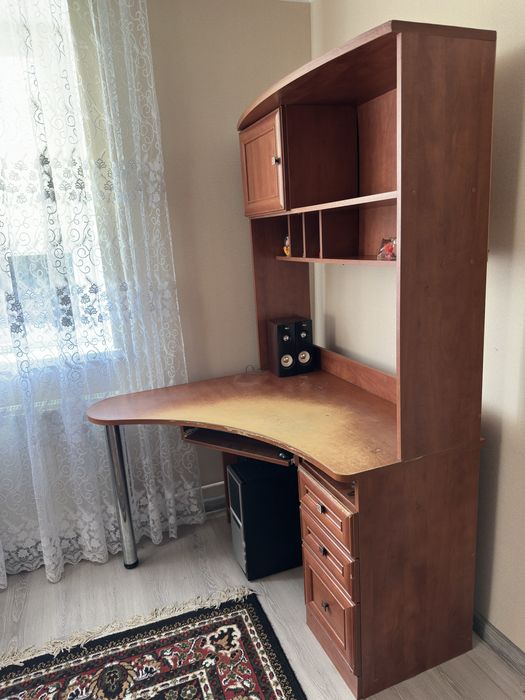 Кутовий комп'ютерний столик