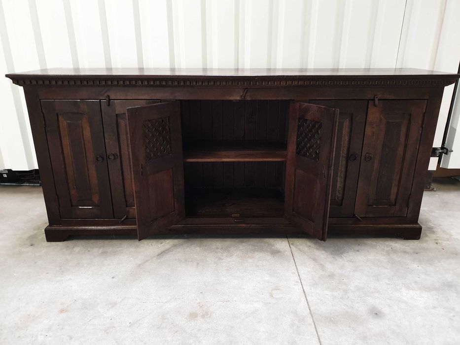 Masywna komoda kolonialna wykonana z litego palisandru indyjskiego.